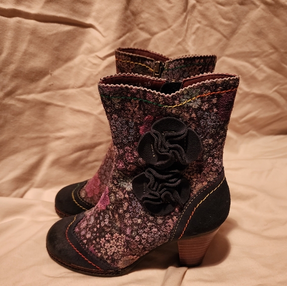 L'Artiste Floral Booties - Picture 2 of 13